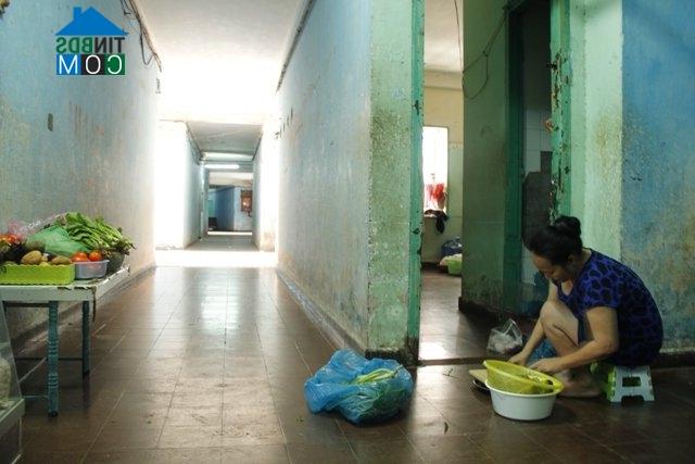 Chung cư Cô Giang, quận 1 đang xuống cấp trầm trọng. Ảnh: Mạnh Tùng