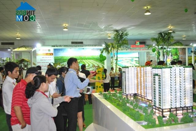 Khách hàng đa tham quan một dự án BĐS tại TpHCM. Ảnh: VGP/Nguyễn Bảo