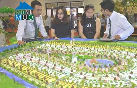 Ảnh Người mua nhà vui mừng vì được ngân hàng bảo lãnh