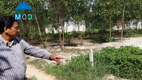 Một cò môi giới đất đang giới thiệu lô đất thổ cư có giá bán khoảng 35 triệu đồng/m ngang, sâu 23m