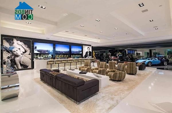 Với nhiều điểm nhấn đặc biệt, ngôi biệt thự được bài trí cá tính, hiện đại