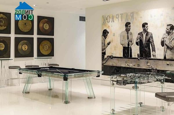 Khu vực chơi game có bàn bi a, bi lắc được thiết kế từ acrylic trong suốt ấn tượng