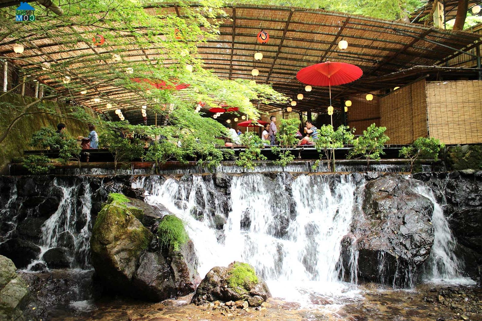 Ảnh Nhà hàng độc đáo trên thác nước ở Nhật Bản