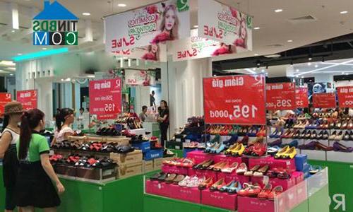 Các TTTM hiện nay đang ra sức giảm giá nhằm kích cầu. Ảnh: Vũ Lê