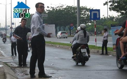 Tiếp thị nhà kiểu bán hàng rong đã không còn xa lạ với người dân Tp.HCM