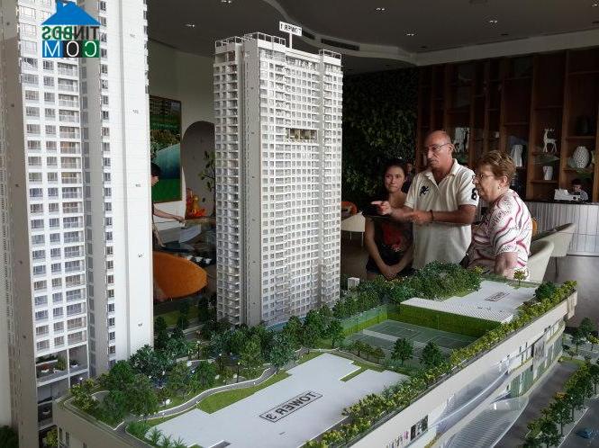 Một vị khách người Pháp đang xem dự án tại quận 2, Tp. HCM. Ảnh: Đình Dân