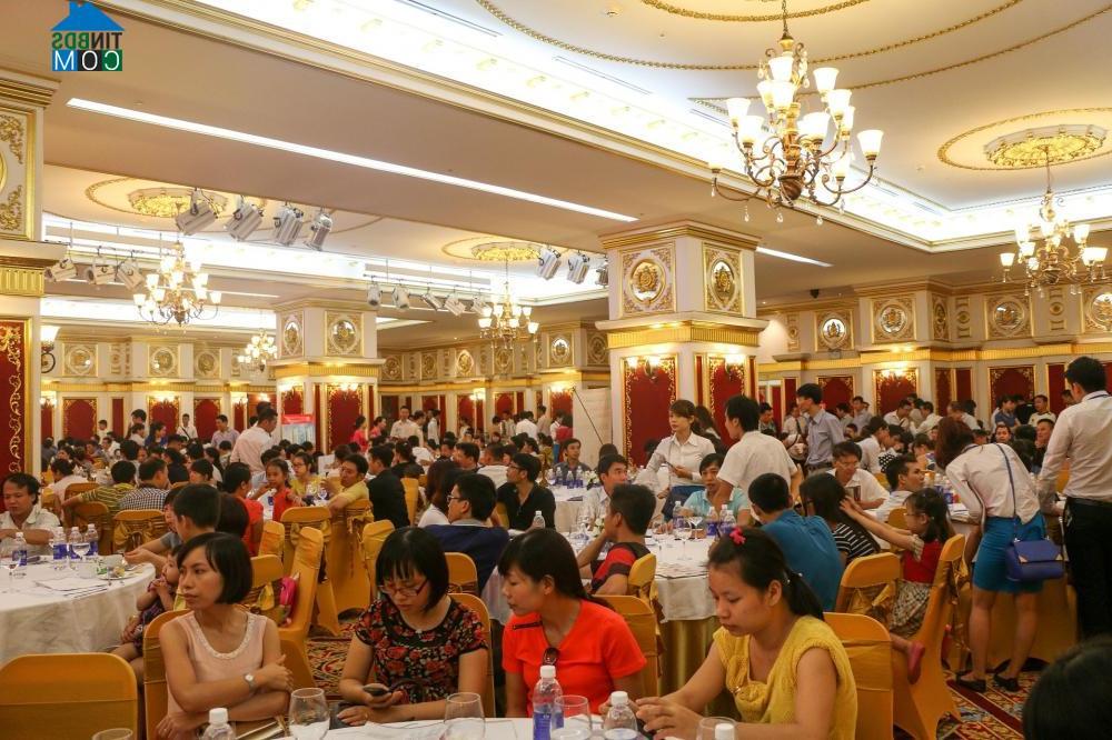 Ảnh Hateco Hoàng Mai: Hơn 500 khách trong buổi bán hàng đầu tiên