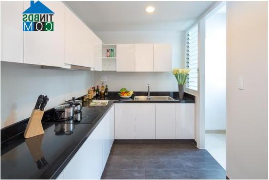 Khu bếp trong căn hộ mẫu dự án The Krista