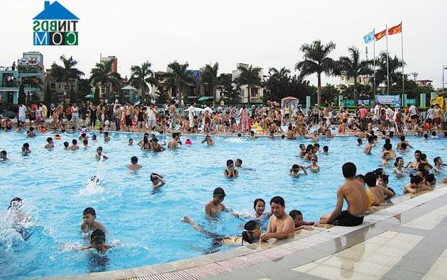 Khu du lịch Sinh thái Hà Hải nằm ở phía Tây Tp.Hải Dương. Dự án với quy mô đầu tư 200 tỷ đồng. Tại đây ngoài khuôn viên cây xanh, các khu nhà biệt thự còn một hệ thống liên hiệp bể bơi với sức chứa lên khoảng 1000 người mỗi lượt. Đây được xem là điểm đến thú vị và hấp dẫn dành cho du khách khi ghé thăm thành phố trẻ Hải Dương.