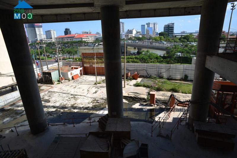 Bên trong tòa nhà, rêu phong phủ đầy