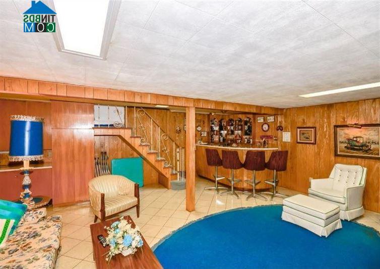 Dưới hầm ngầm chính là quầy bar để tụ tập bạn bè