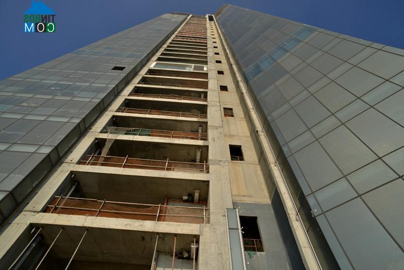 Toàn bộ mặt tiền của cao ốc gần như đã được lắp kính