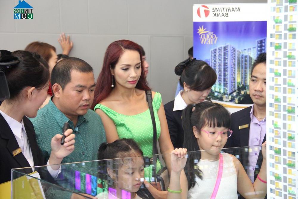 Gia đình MC Thúy Hạnh cũng có mặt tại Lễ mở bán chính thức đầu tiên The GoldView