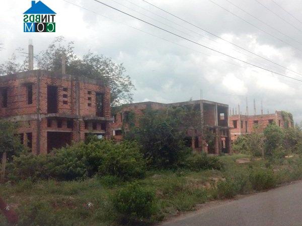 Nhiều ngôi nhà xây dang dở rồi bỏ hoang tại Nhơn Trạch