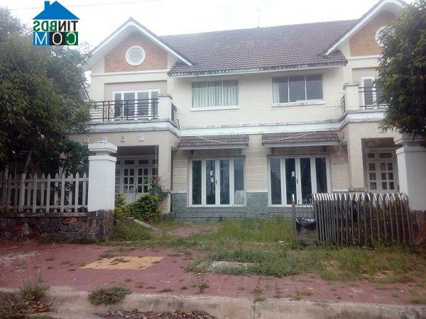Những ngôi biệt thự xây xong bỏ hoang thế này không hiếm tại Nhơn Trạch
