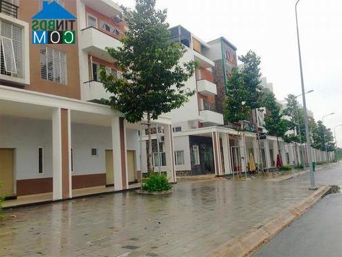 Khu phố với những dãy nhà thiết kế đồng bộ, đẹp mắt ngay khu Trung tâm Thành Phố Mới nhưng vắng hoe