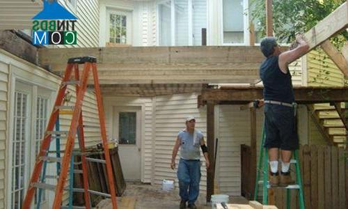 Mua nhà cũ nát, giá rẻ sau đó tân trang, sửa chữa rồi bán lại kiếm lời là kiểu đầu tư ngắn hạn nhưng lợi nhuận hấp dẫn. Ảnh minh họa