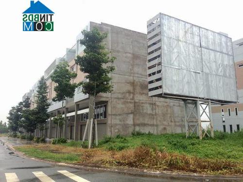 Khu biệt thự cao cấp được bố trí tách biệt hiện đã hoàn thiện phần thô nằm trên đường Lê Lai. Đường rộng, cây xanh đã lên tươi tốt nhưng chưa có người về ở