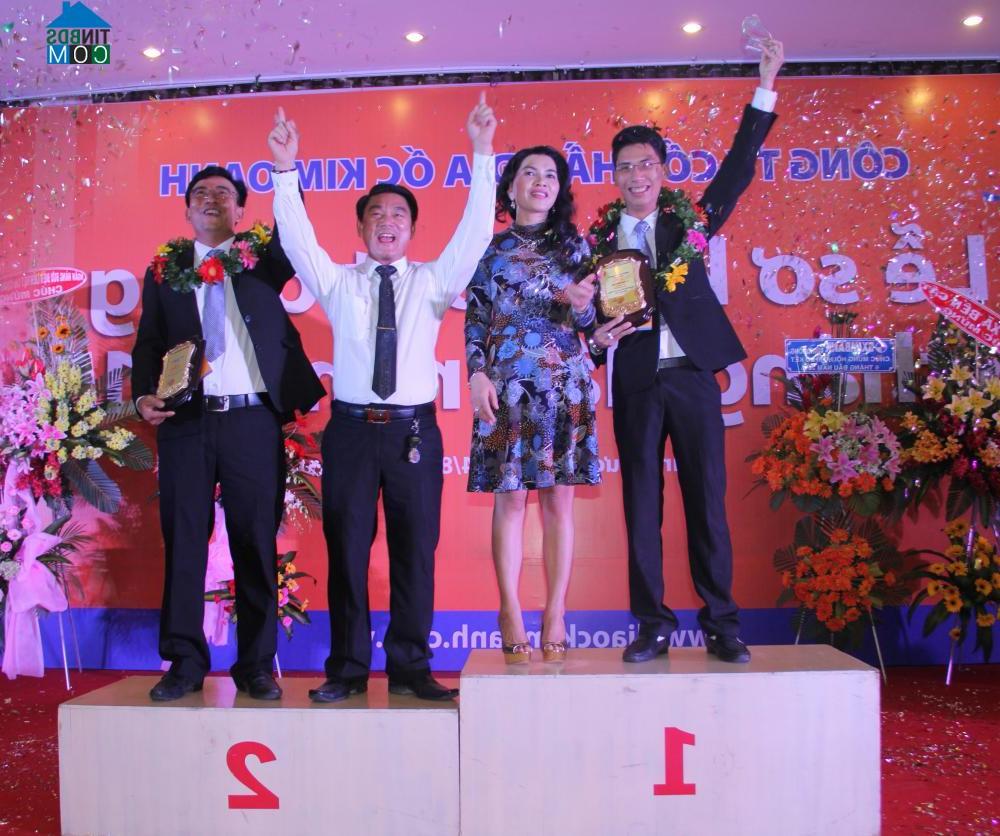  Hội đồng quản trị công ty trao bảng vàng cho cá nhân đạt thành tích xuất sắc trong 6 tháng đầu năm