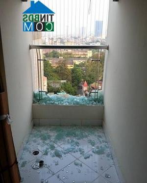 Khoảng kính của logia căn hộ 806B bỗng dưng phát nổ, vỡ vụn vào ngày 27/8