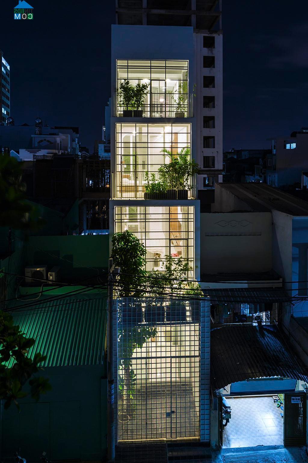 Lưới sắt bảo đảm được cả yếu tố lấy đủ ánh sáng và an toàn cho căn nhà