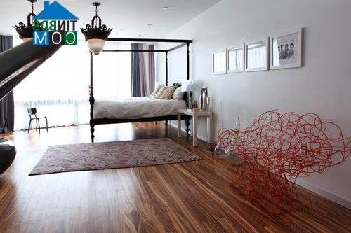 Phòng ngủ chính với một chiếc ghế lạ mắt làm điểm nhấn