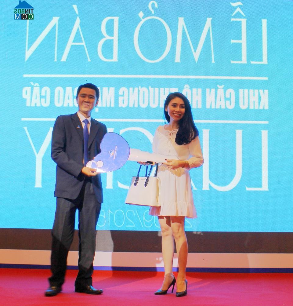 Chị Lê Nhất Diễm Hương (trái) nhận giải thưởng Vespa Sprint từ ông Vũ Quốc Việt Nam (phải) Giám đốc Marketing Tập đoàn Đất Xanh