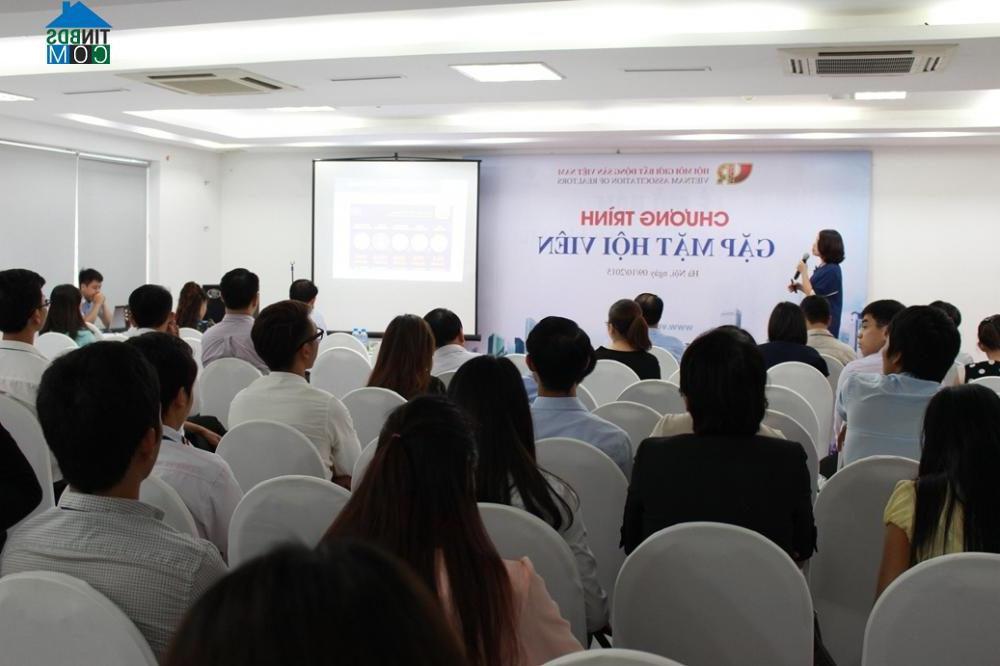 Đại diện Tinbds.COM - Bà Nguyễn Thị Nhật Minh chia sẻ về công cụ online hỗ trợ hoạt động môi giới bất động sản