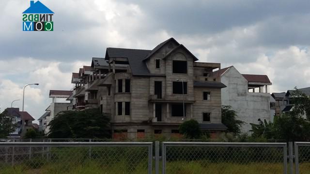 Đối diện Mega Khang Điền là một khu biệt thự cao cấp đã để không từ lâu