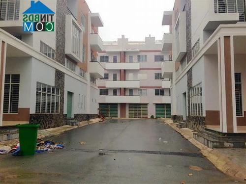 Một khu phố sang trọng nằm chơ vơ