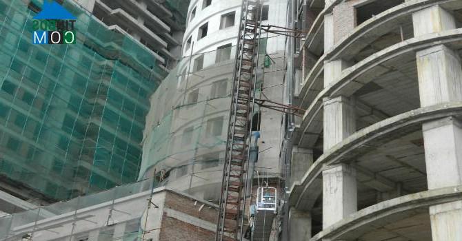 Hạng mục sơn phủ đang được các công nhân triển khai