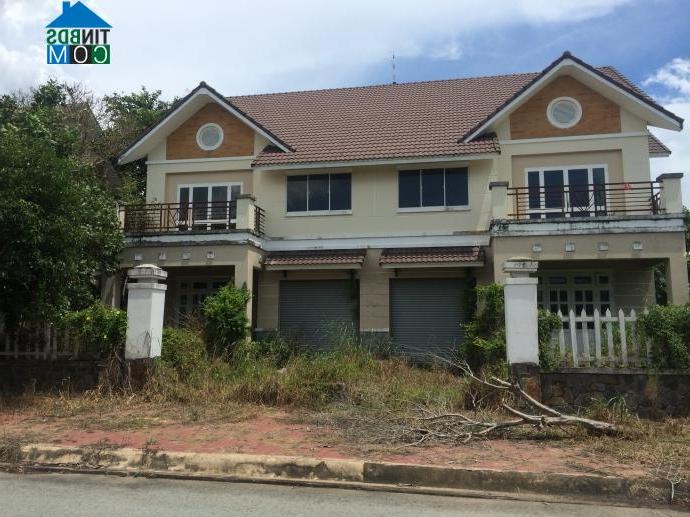 Một căn biệt thự đã hoàn thiện bị phá mất phần cổng vào