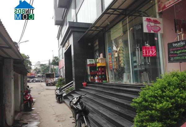Tại nhiều chung cư, lối đi dành cho người dân chỉ là ngách bên hông rất nhỏ như thế này