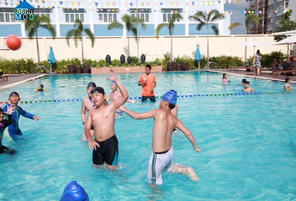 Với 50 tiện ích cao cấp đã hoạt động như hồ bơi, công viên, GYM; cafe, khu vui chơi trẻ em, vườn dưỡng sinh cho người già... mọi nhu cầu trong cuộc sống của cư dân đều được thỏa mãn. Phí quản lý chỉ 7.000 đồng. (Hình thực tế tại dự án)