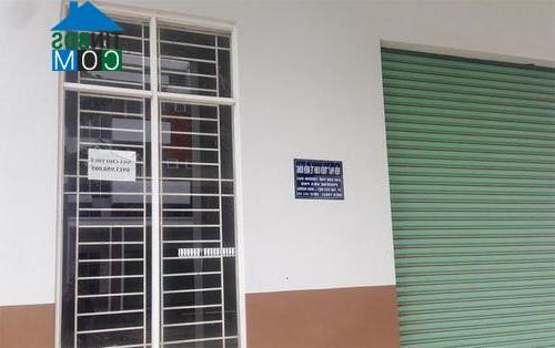 Một căn nhà được chủ đầu tư treo biển cho thuê ngoài cửa​