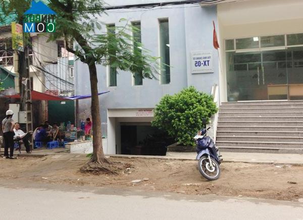 Vỉa hè nhỏ áp sát sảnh ra vào tại một chung cư