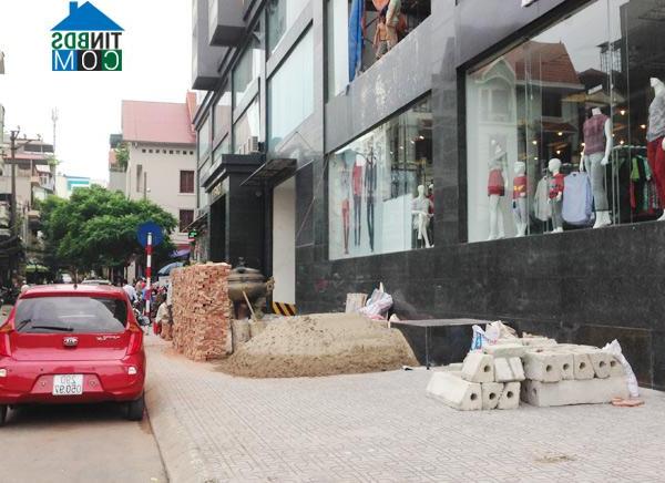 Nhiều tòa chung cư sát mặt đường còn tận dụng vỉa hè để giữ xe, tập kết vật liệu xây dựng...