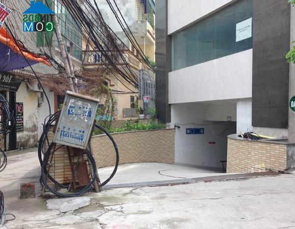 Chung cư này nằm quá gần đường nên lối xuống tầng hầm rất dốc và nguy hiểm