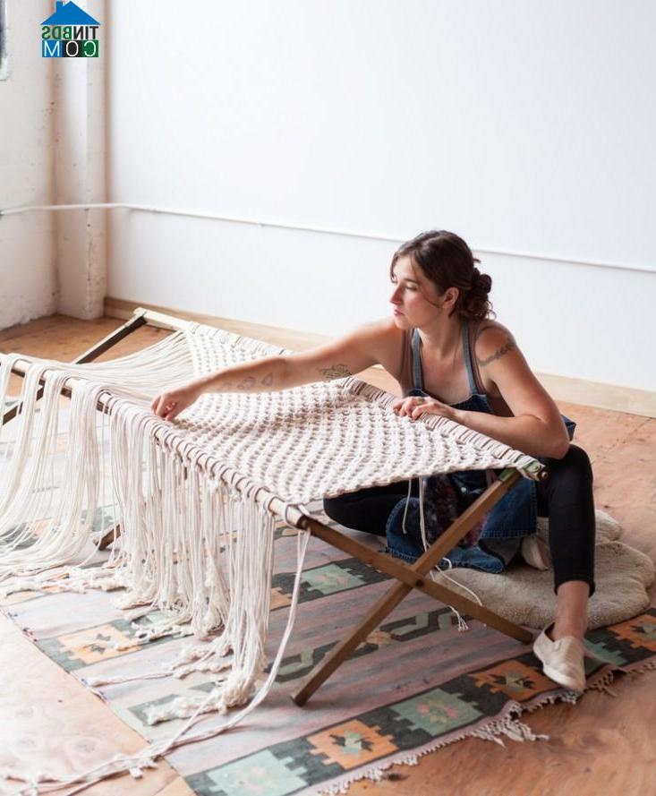 Katz là một nghệ sĩ Macrame. Đây là nghệ thuật thủ công bằng cách thắt nút tạo hoa văn, từng được những người thợ Ả Rập “truyền bá” khắp thế giới từ thế kỉ 13