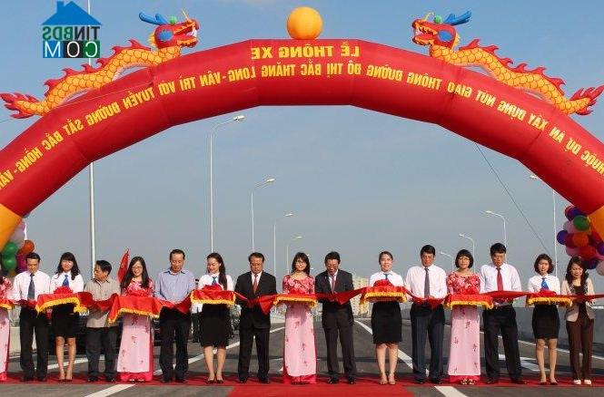 Cầu vượt Bắc Hồng thuộc dự án xây dựng nút giao thông đường đô thị Bắc Thăng Long - Vân Trì (huyện Đông Anh) đã thông xe sáng nay, hoàn thành vượt tiến độ 170 ngày. Ảnh: Xuân Long