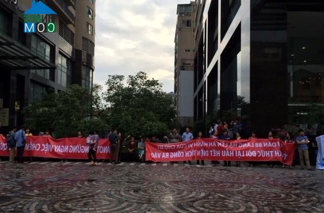 Ảnh Cư dân chung cư Sky City căng băng rôn phản đối chủ đầu tư