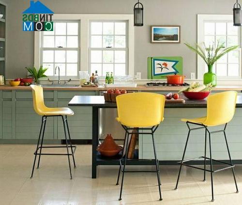 Ghế ăn màu vàng chanh nổi bật sẽ trở thành điểm nhấn bắt mắt cho phòng bếp
