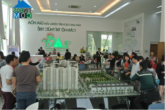 Khách hàng tham quan mô hình dự án