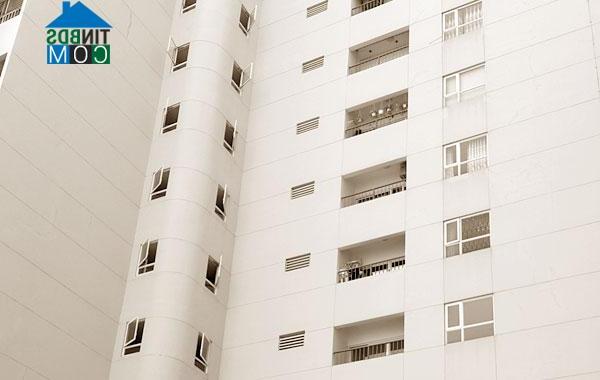 Các vết nứt phía ngoài tòa nhà chung cư Investco Baybylon mới được trám để chống thấm