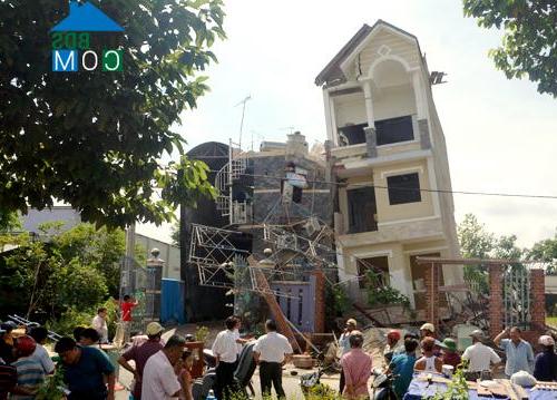 Căn nhà 4 tầng tại Bình Dương sắp hoàn thành bất ngờ nghiêng đổ vào nhà hàng xóm. Ảnh: Nguyệt Triều