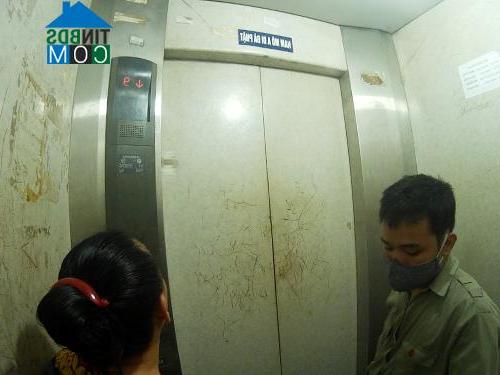 Ảnh Cư dân "còng lưng" chui tầng thượng để đi nhờ thang máy