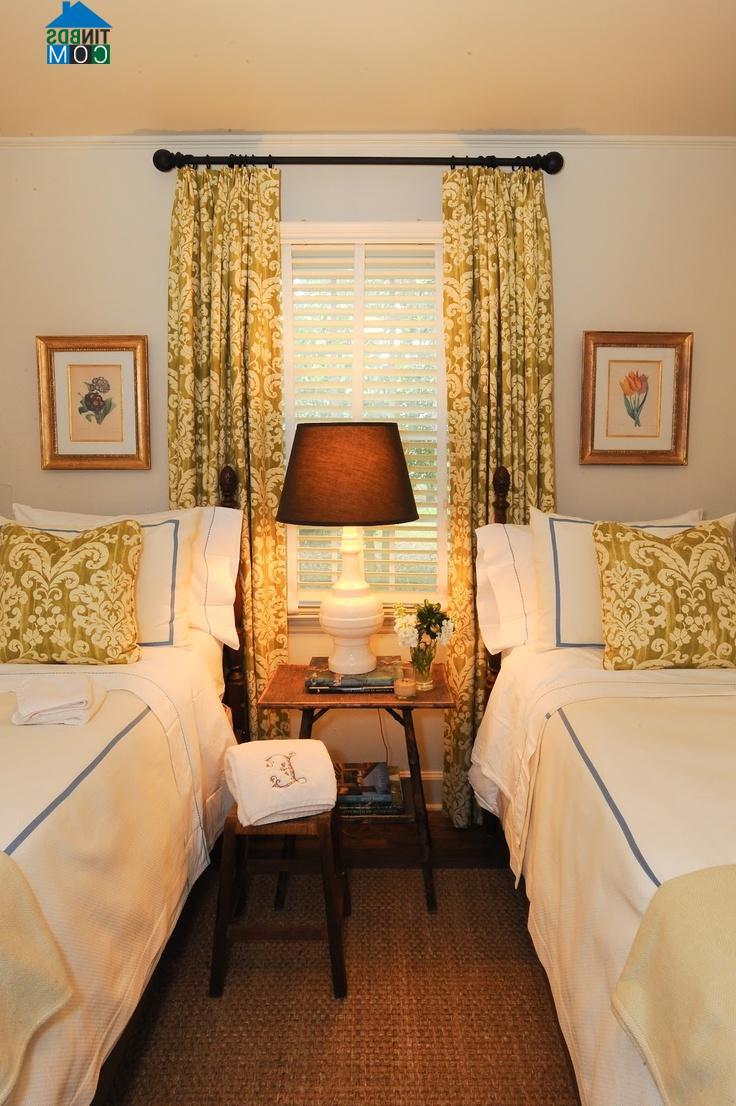 Một phòng ngủ độc đáo nhờ sự ăn ý về hoạ tiết giữa rèm cửa và bộ gối
