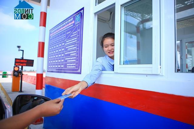 Trước khi lưu thông vào cao tốc, các phương tiện phải lấy thẻ đầu vào để xác định quãng đường đi. Sau khi ra khỏi tuyến đường, lái xe sẽ đưa thẻ đầu vào cho nhân viên thu phí để tính mức phí.