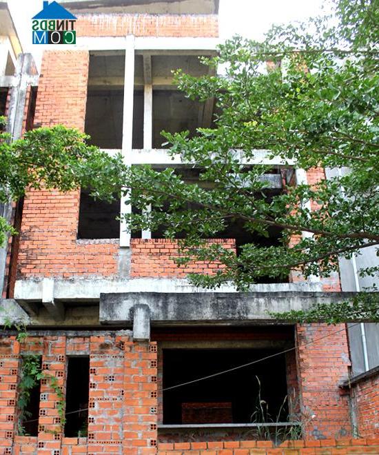 Phần lớn các căn biệt thự đã xây xong thô