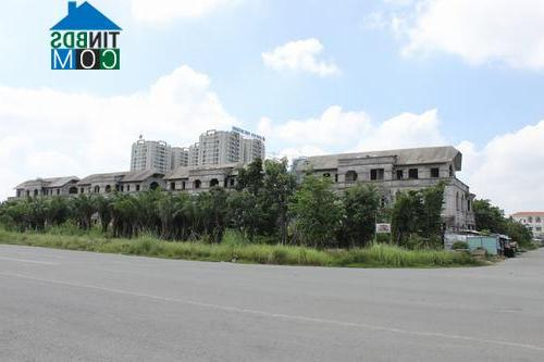 Cụm biệt thự này của Công ty cũng nằm trong dự án 12ha Thạch Mỹ Lợi nhưng đang bỏ hoang. Ảnh: Mạnh Cường
